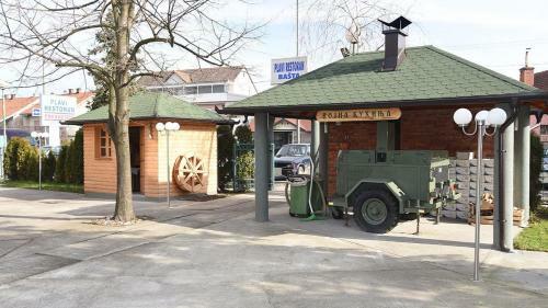 Bed & Breakfast Hotel Mk, Plavi Restoran, Loznica