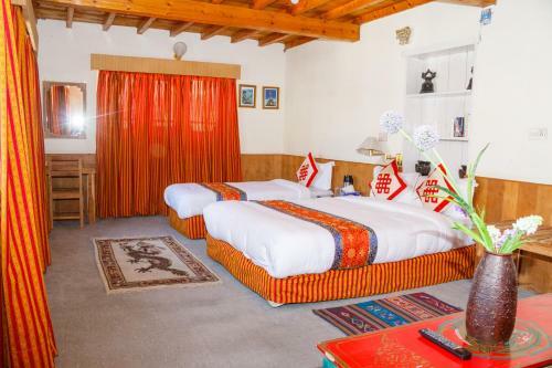 Hotel Oms Home