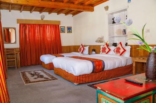 Hotel Oms Home