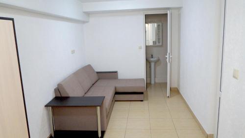 Hostal Guesthouse Samburova 210