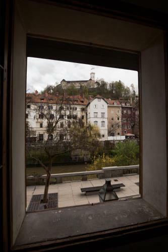 River And Castle View Apartment Rose