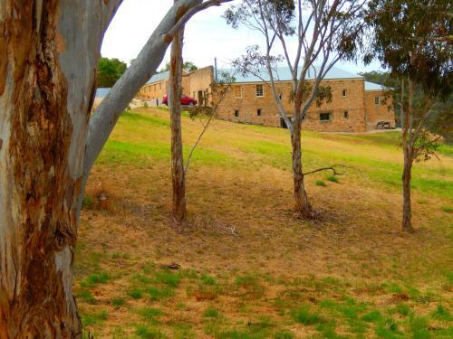 Bed & Breakfast Morialta Barns