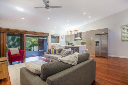33 Bangalow - Narrawallee's Beautiful Bungalow