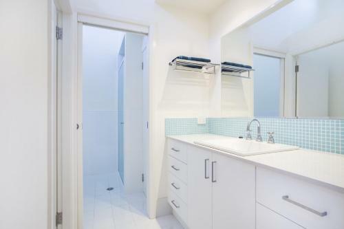 33 Bangalow - Narrawallee's Beautiful Bungalow