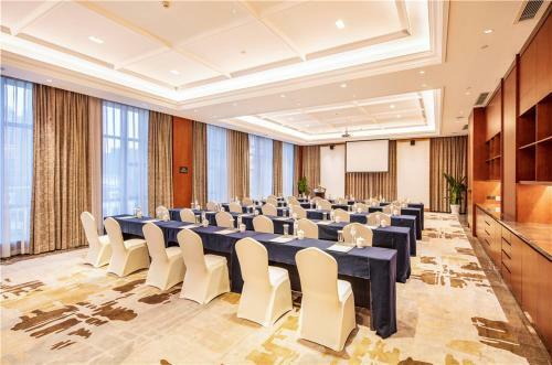 Hotel Howard Johnson New District Plaza Ziyang