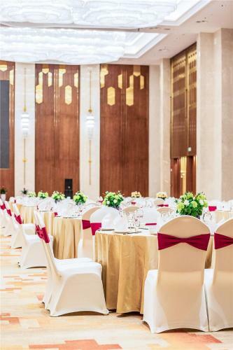 Hotel Howard Johnson New District Plaza Ziyang