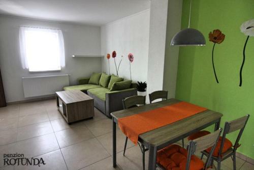 Hostal Penzion Rotunda