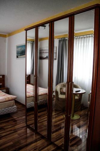 Chicken King's Rooms