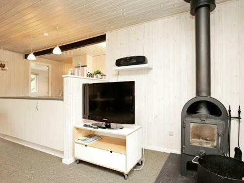 Three-bedroom Holiday Home In N�rre Nebel 17