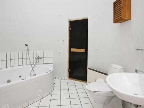Three-bedroom Holiday Home In H�jslev 10