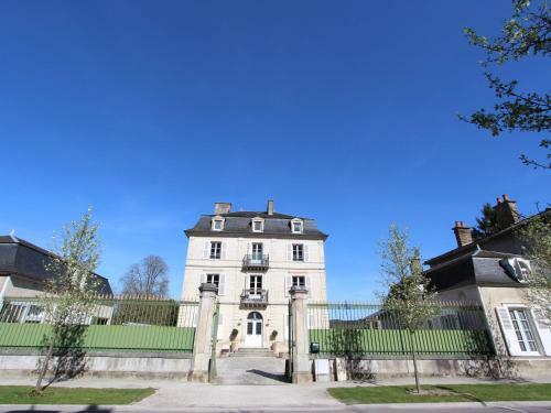 Heritage Castle In Bar-sur-seine Near River