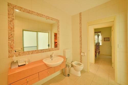 Lodge Cooroy Country Cottages