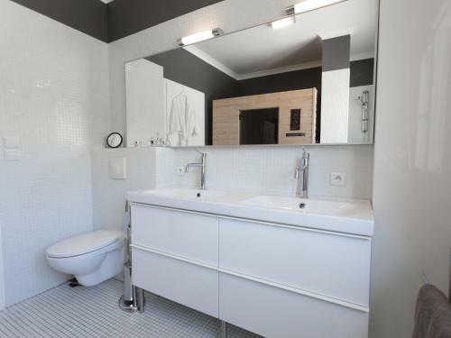 Lovely Villa In Castelnau-d'aude With Swimming Pool