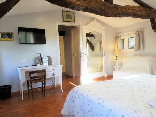 B&B With Charm, Quiet, Kitchen, Sw Pool.