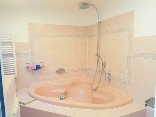 B&B With Charm, Quiet, Kitchen, Sw Pool.