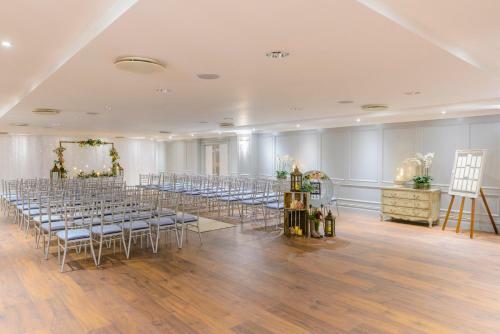 Carlton Shearwater Hotel