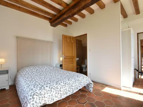 Spacious Holiday Home In Sormery With Swimming Pool