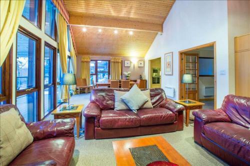 Cameron House Four Bedroom Deluxe Lodge L87