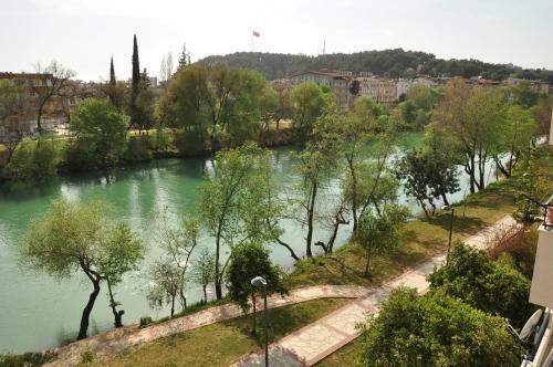 River Hotel