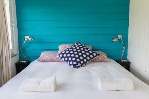 The Holford Arms Chalets And Glamping