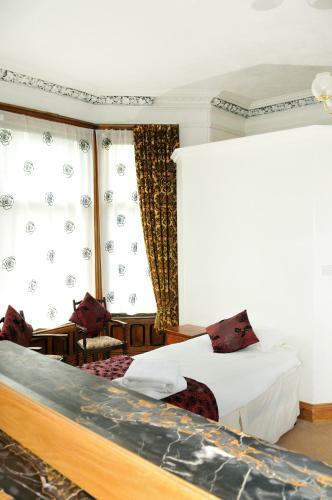 Hostal Balmoral Guest House