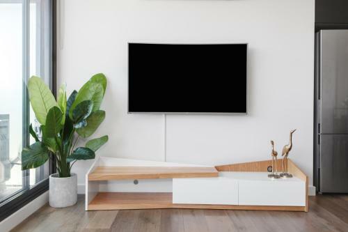 Spacious Urban Oasis Apartment With City Views By Ready Set Host