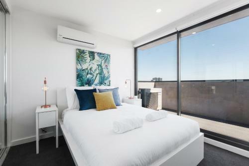 Spacious Urban Oasis Apartment With City Views By Ready Set Host