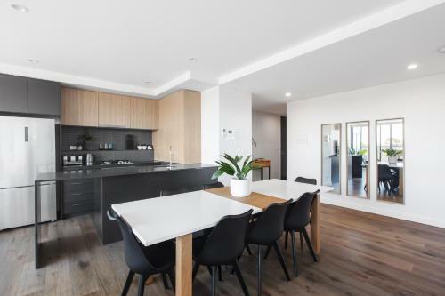 Spacious Urban Oasis Apartment With City Views By Ready Set Host