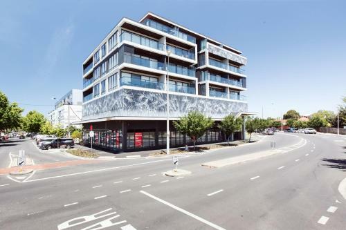 Spacious Urban Oasis Apartment With City Views By Ready Set Host