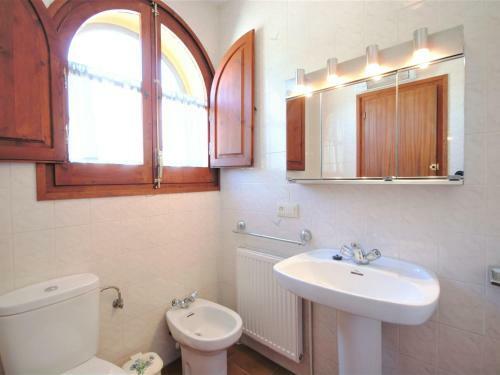 Beautiful Cottage In Vila-sacra With Terrace