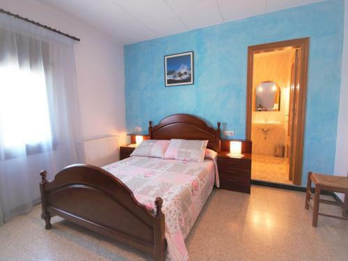 Beautiful Cottage In Vila-sacra With Terrace