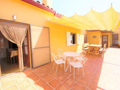 Beautiful Cottage In Vila-sacra With Terrace