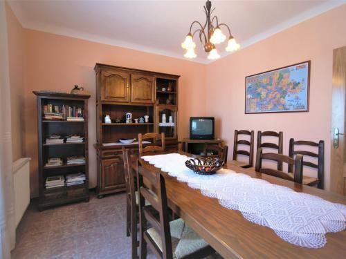 Beautiful Cottage In Vila-sacra With Terrace