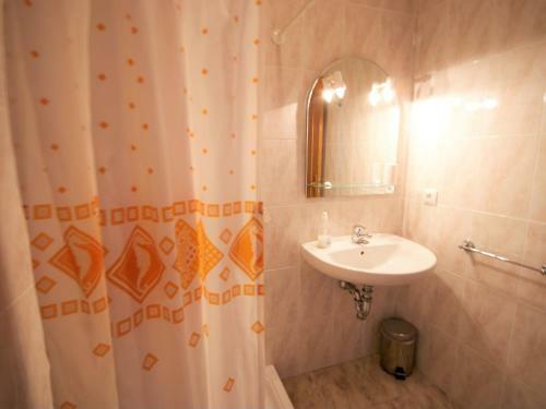 Beautiful Cottage In Vila-sacra With Terrace
