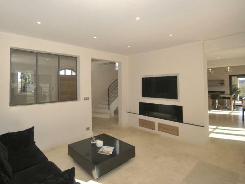 Modern Villa In Eygalieres With Garden