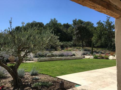 Modern Villa In Eygalieres With Garden