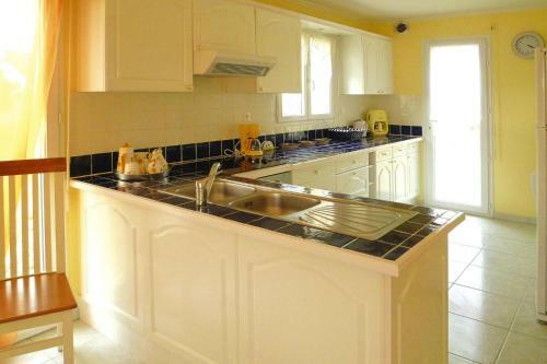 Holiday Home Mo�lan-sur-mer - Bre06055-f