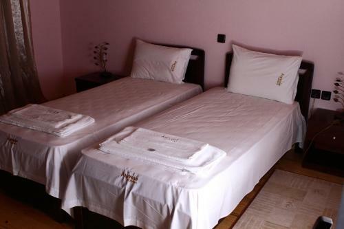 Hostal Limnaio