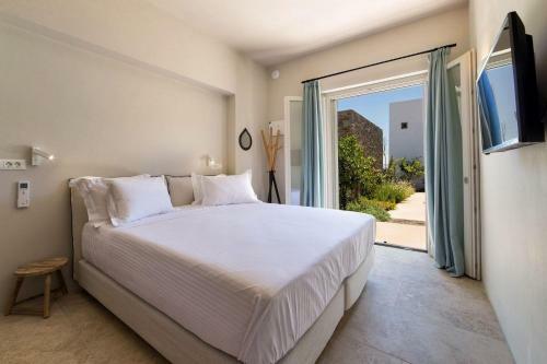 Paros Villa Sleeps 8 Pool Air Con Wifi T714112
