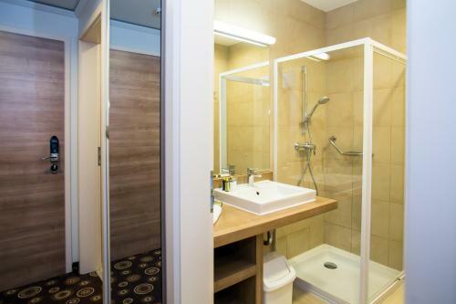 Hotel Kenese Bay Garden Resort & Conference
