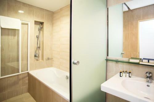 Hotel Kenese Bay Garden Resort & Conference