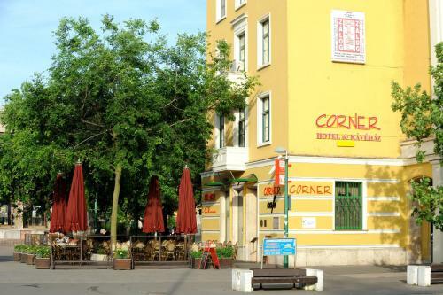 Corner Hotel & K�v�h�z