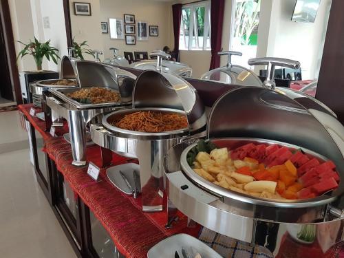 Zo�?s Paradise Waterfront Hotel