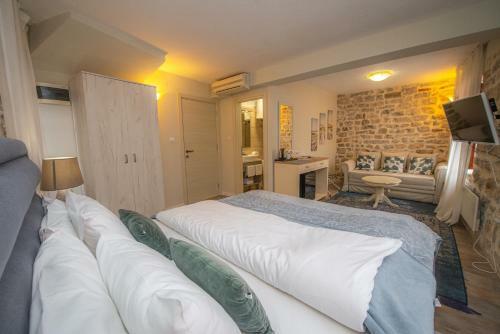 Hostal Antika Guesthouse