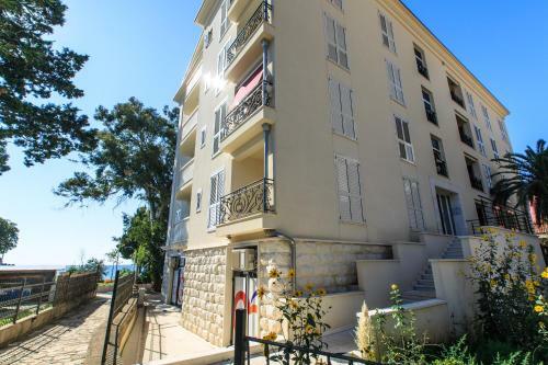 De Lux Apartments