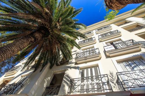 De Lux Apartments