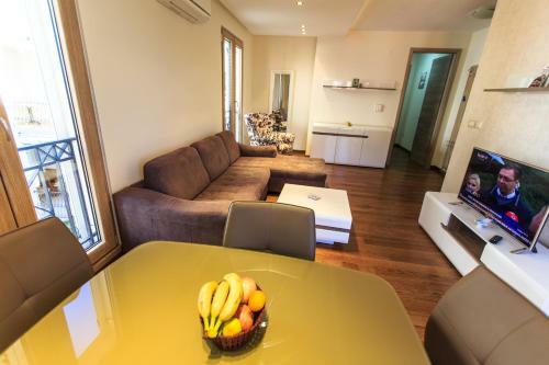De Lux Apartments