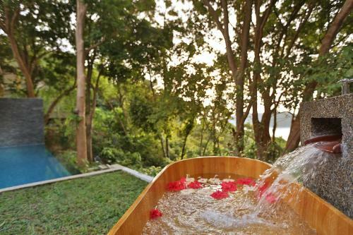 Ambong Pool Villas - Private Pool