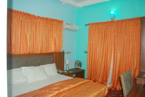 Fast Track Hotel