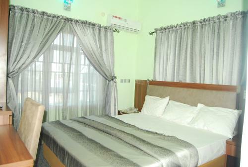 Fast Track Hotel
